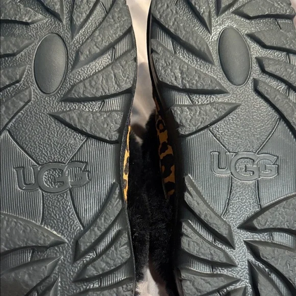 UGG Animal Print Slippers with Plush Black Lining with dust bag - Picture 6 of 6